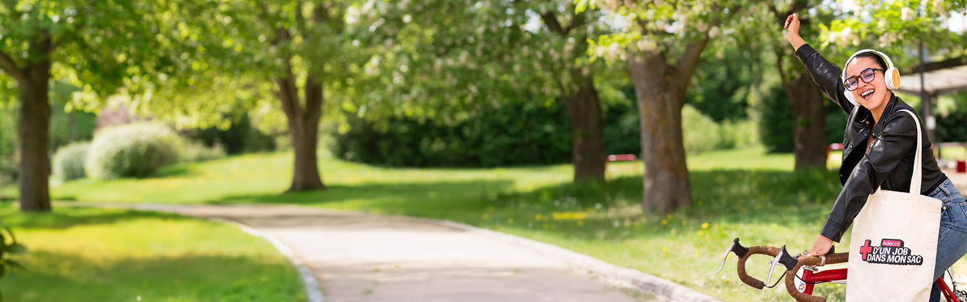Une candidate Adecco souriante sur un vélo