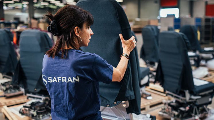 Femme travaillant chez Safran